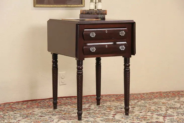 Pembroke Dropleaf late 1800's Antique Wanut Lamp Table