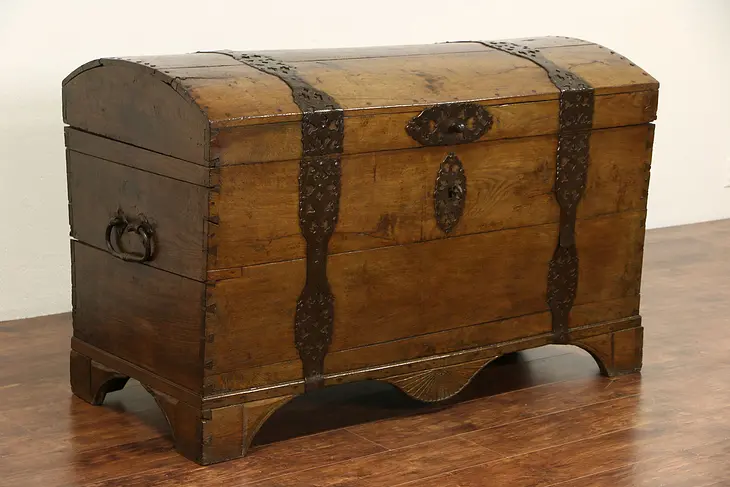 Treasure Chest or Armor Trunk, Oak 1700 Antique, Iron Bindings