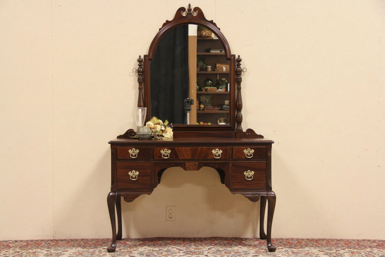 Berkey u0026 Gay 1925 Antique Mahogany Vanity Desk or Dressing Table