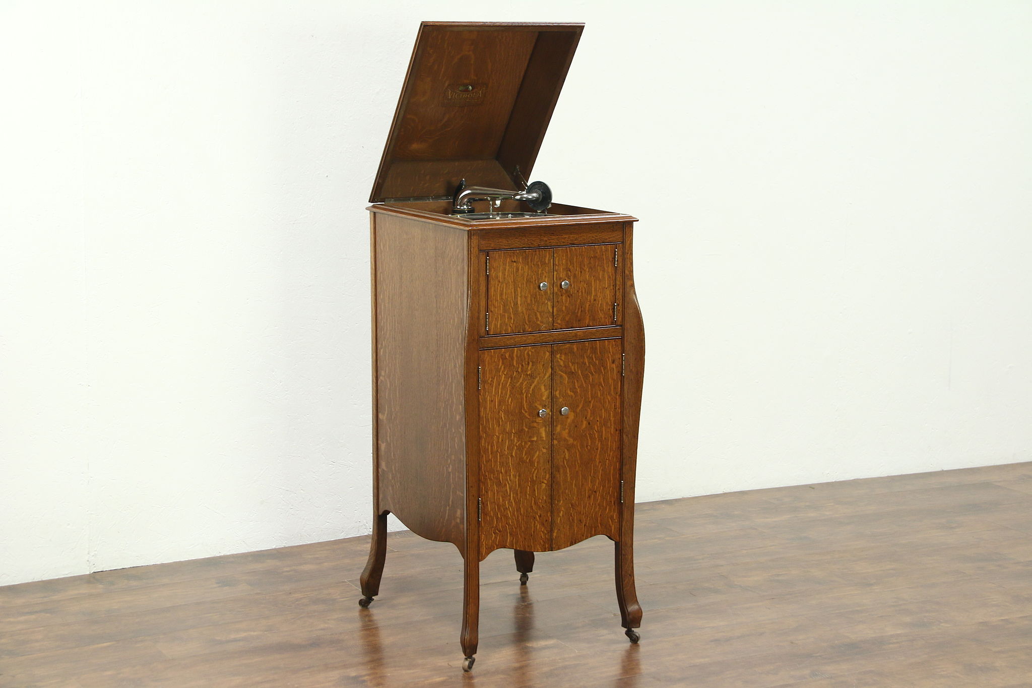 Victor Oak Antique VVX Victrola Phonograph Wind Up Record Player & Records