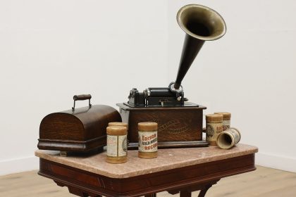 Edison Antique Oak Standard Phonograph & Horn