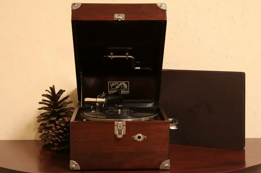 Main image of Victor Victrola 1920 Portable Phonograph