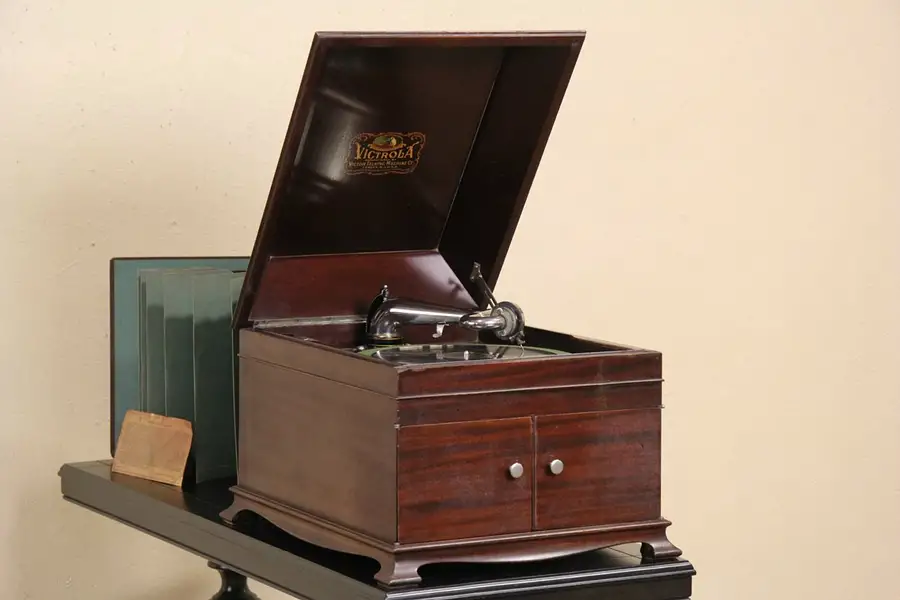 Main image of Victor Tabletop Mahogany Antique 1915 era Victrola VVIX Phonograph