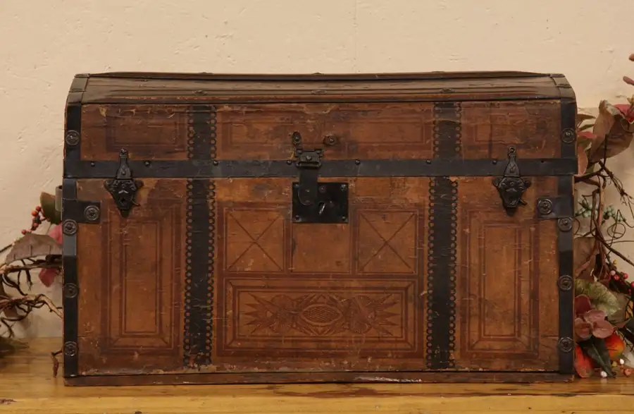 Main image of Victorian 1890 Antique Child or Doll Trunk