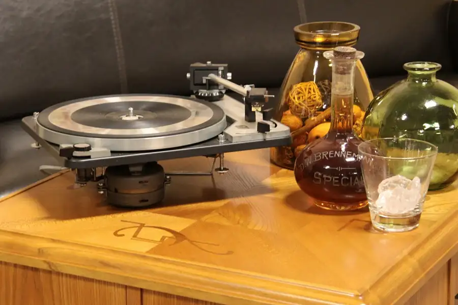 Main image of Dual 1019 Turntable Record Player