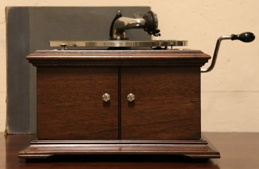 Main image of Victor Table Top 1923 Victrola Phonograph