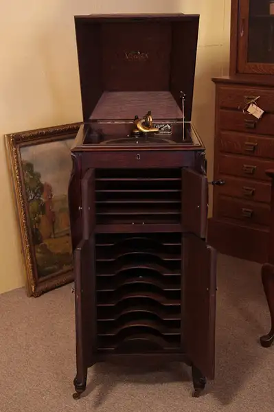 Main image of Oak Victrola Phonograph Victor VV-XI