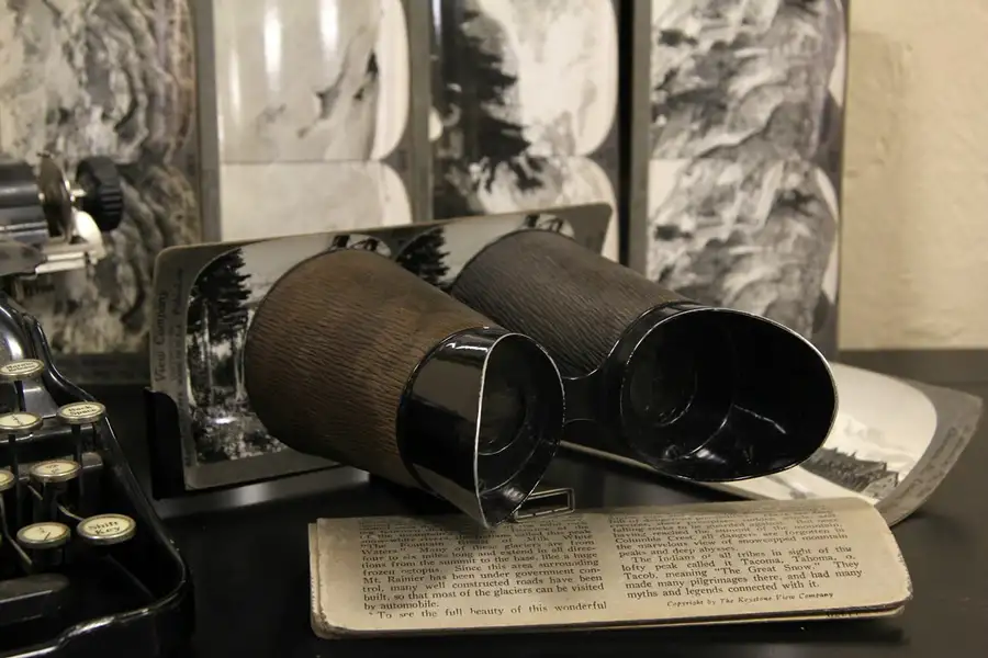 Main image of Keystone Stereoscope 1920 Viewer & Cards