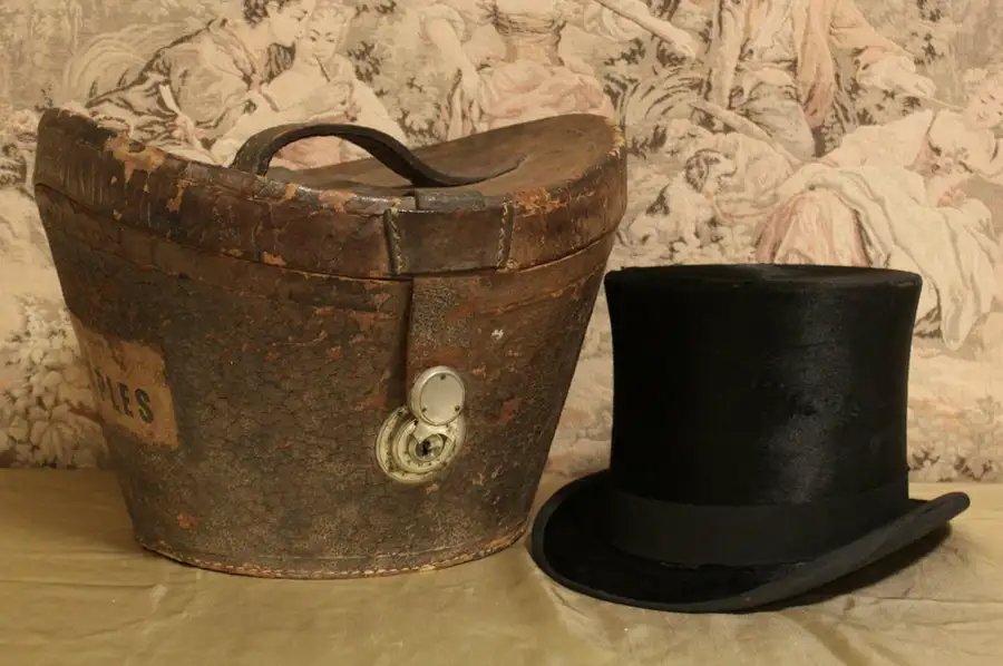 Main image of London 1880 Beaver Top Hat, Leather Case