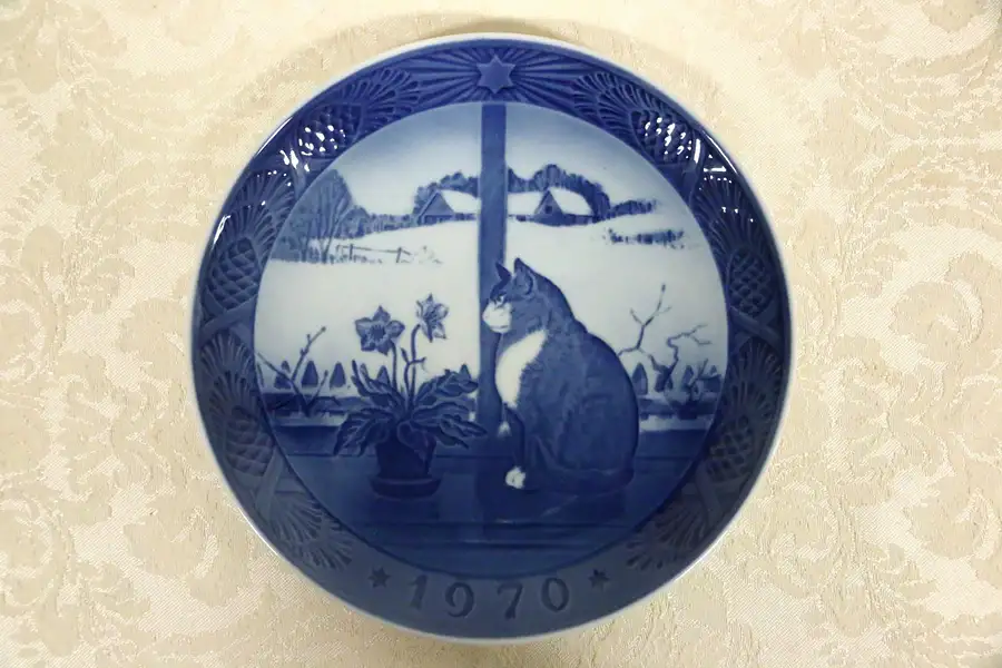 Main image of Royal Copenhagen Christmas Rose and Cat Plate Delft Blue Julerose Og Kat 1970