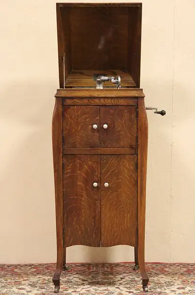 Main image of Artophone St. Louis Wind Up 1915 Oak Phonograph