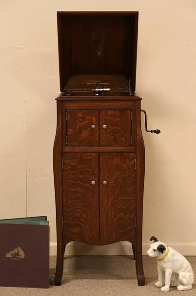 Main image of Victor Victrola Antique Phonograph Record Player
