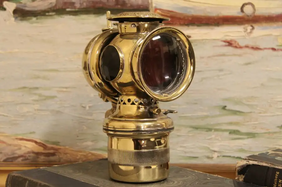 Main image of Solar Brass 1900 Antique Auto or Carriage Oil Lamp, Lenses