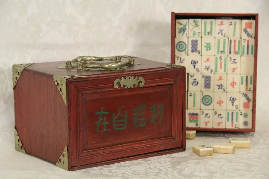 Main image of Mah Jong 1920 Chinese Majong Game Set, Rosewood Case