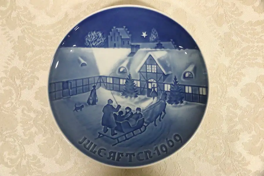 Main image of B&G 1969 Christmas Plate ''Christmas Guests'' Blue & White Porcelain