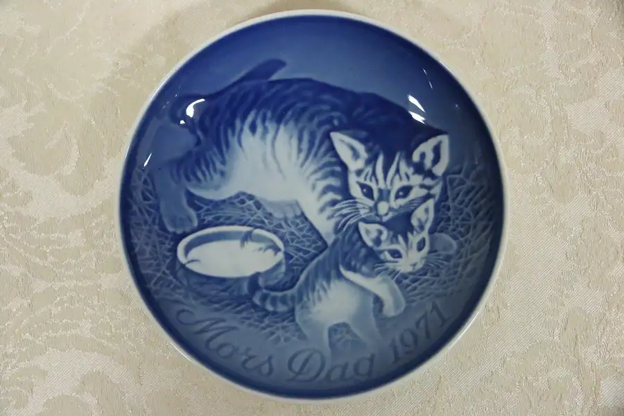 Main image of Bing & Grondahl B&G Mothers Day Blue White Plate Cat Kittens 1971 Mors Dag