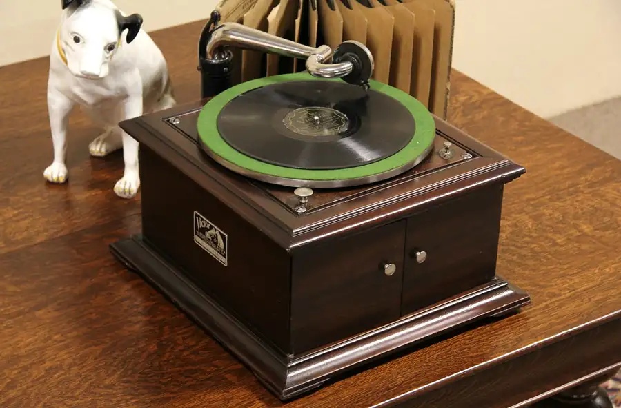 Main image of Victor VV-VI Tabletop 1915 Antique Mahogany Victrola Phonograph