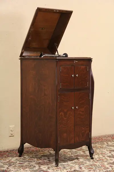 Main image of Victor Victrola Oak Antique Phonograph Record Player Model VVXI