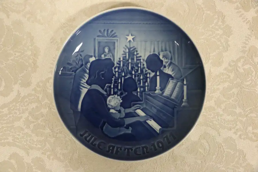 Main image of 1971 Bing & Grondahl B&G Christmas at Home Norway Plate Piano