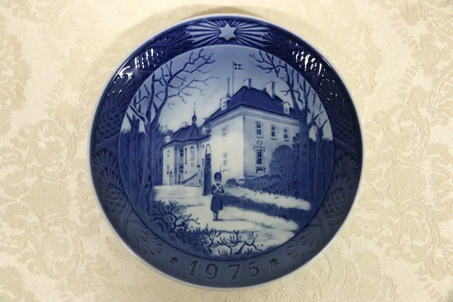 Main image of Royal Copenhagen 1975 THE QUEEN'S CHRISTMAS RESIDENCE Annual Plate Guard Palace