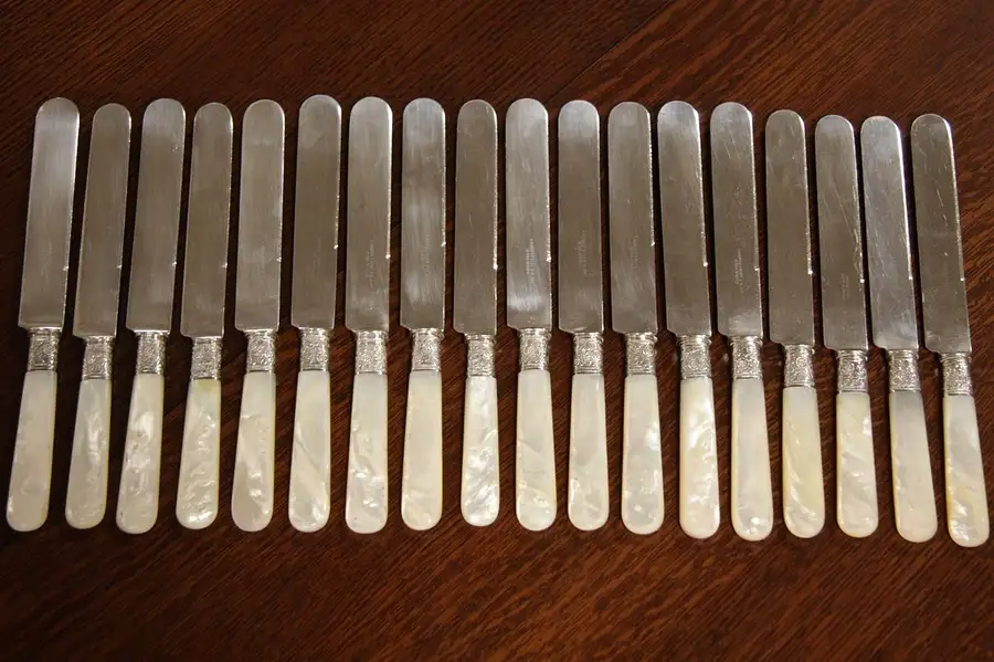 Main image of Set 18 Victorian Pearl Handle Silver Dinner Knives