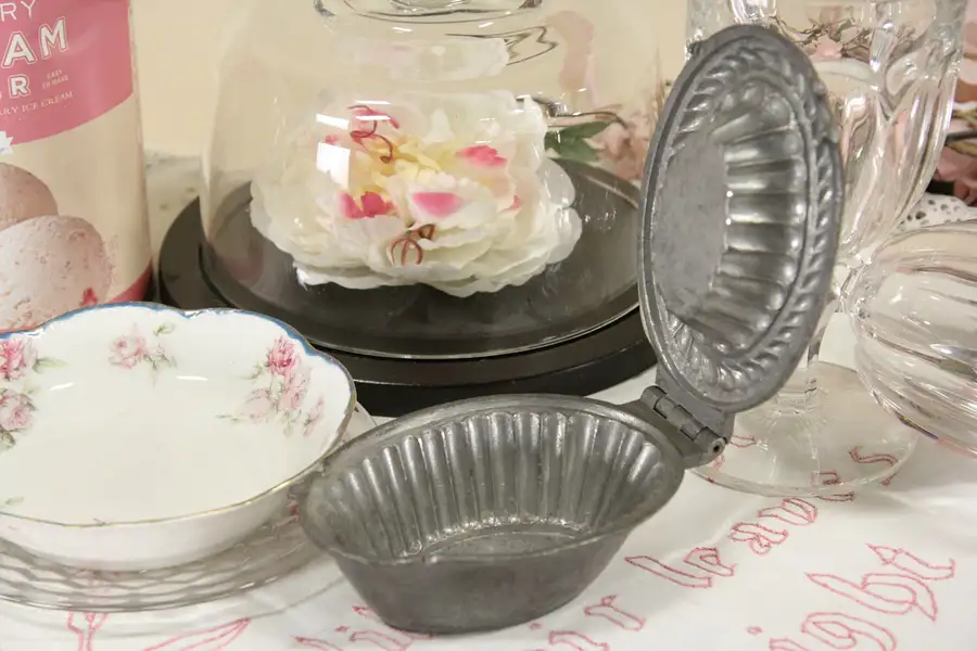 Main image of Basket Ice Cream or Chocolate Vintage Mold
