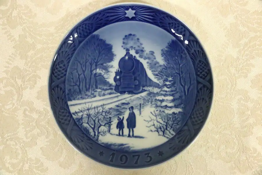 Main image of ROYAL COPENHAGEN 1973 Collectible Plate: GOING HOME FOR CHRISTMAS Porcelain