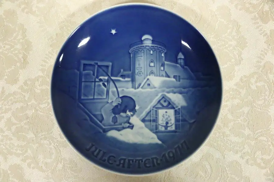 Main image of 1977 B&G Christmas Plate ''Copenhagen Christmas'' Blue & White Porcelain