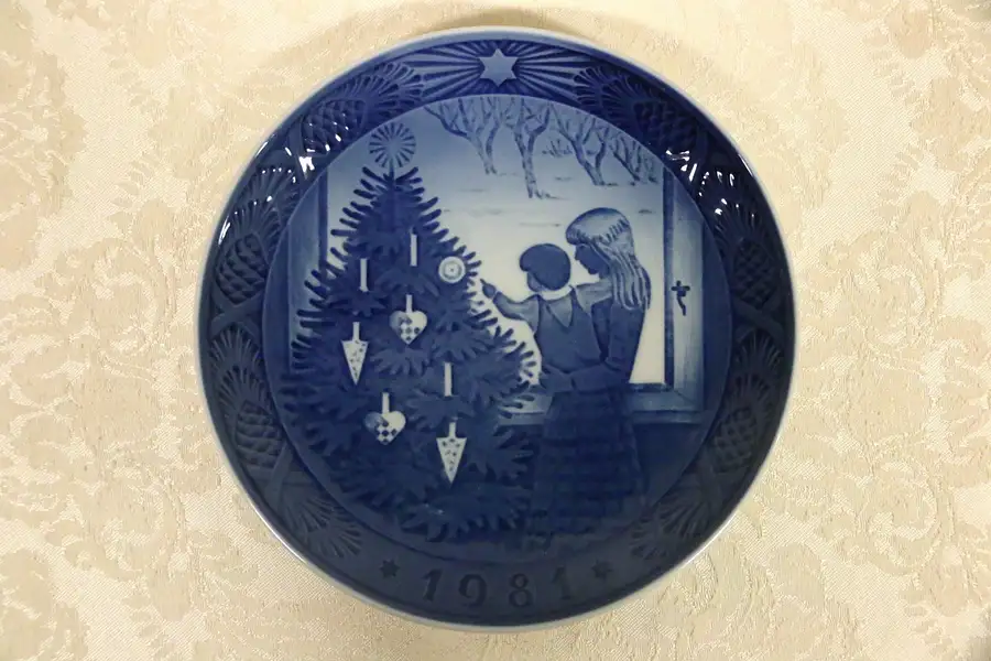 Main image of 1981 ROYAL COPENHAGEN CHRISTMAS PLATE Ã¢â¬ÅADMIRING THE CHRISTMAS TREE"
