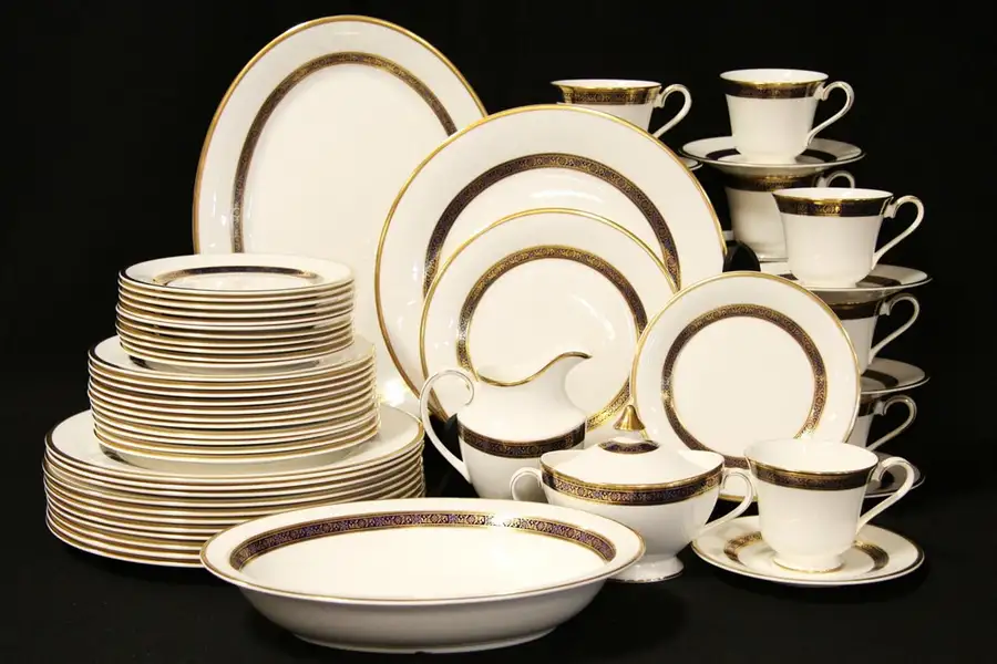 Main image of Royal Doulton Set "Harlow" Pattern China 64 Pieces