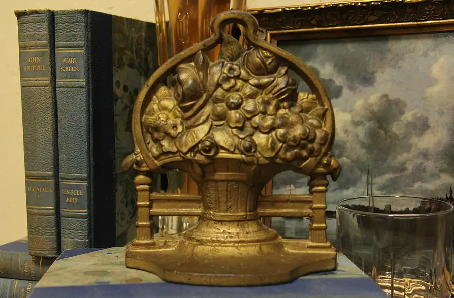 Main image of Flower Basket Cast Iron 1900 Door Stop