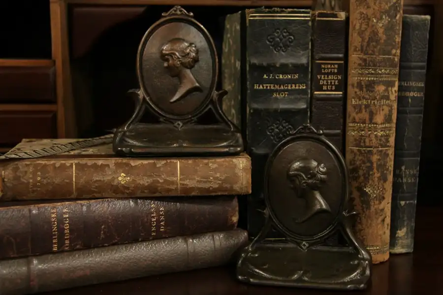 Main image of Cameo Design Antique 1900 Pair of Iron Bookends