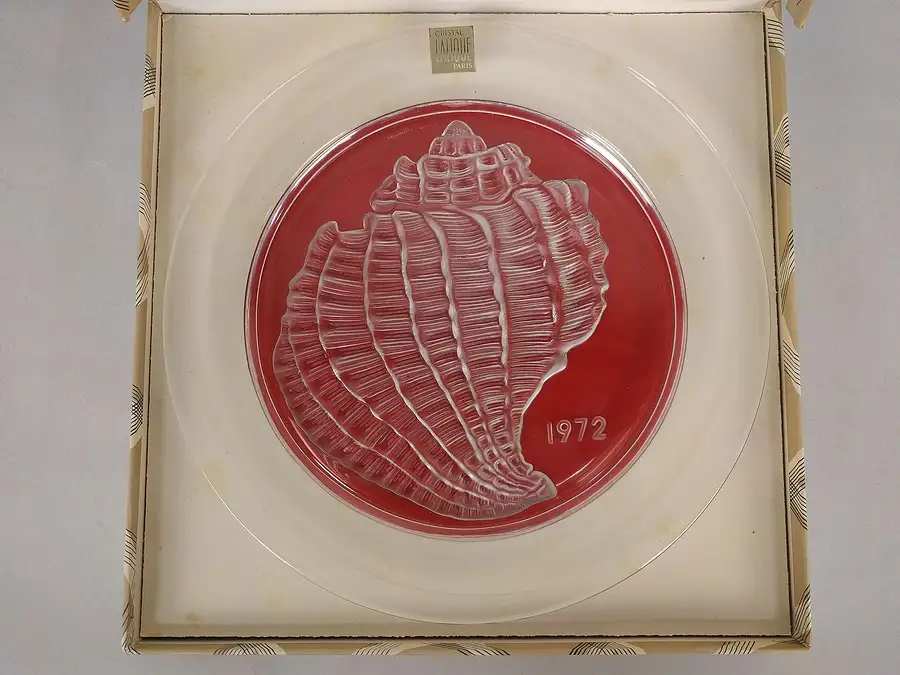 Main image of Lalique Shell Plate in Box 1972