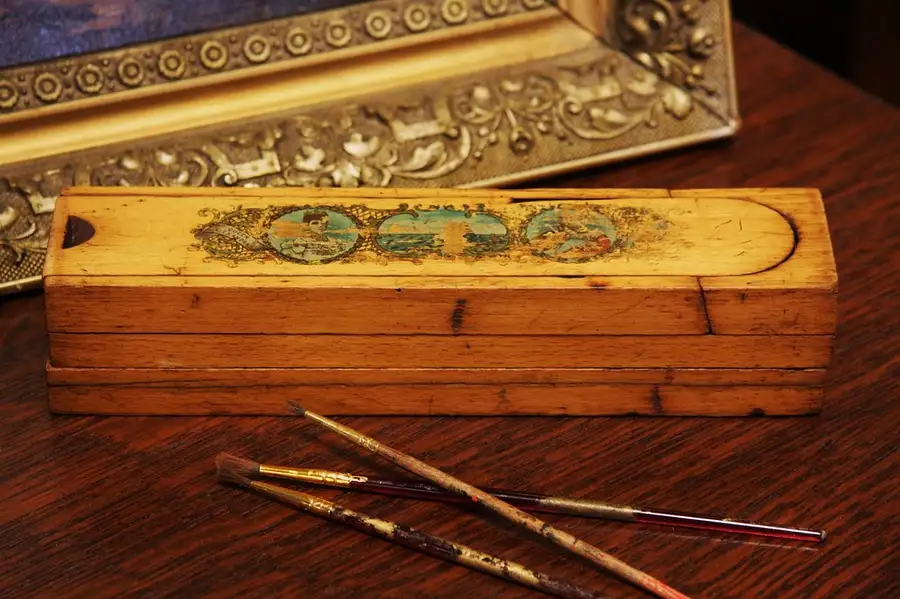 Main image of Antique Artist's Folding Travel Case Queen Alexandra