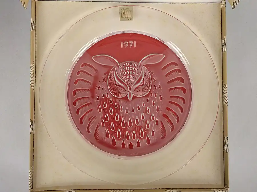 Main image of Lalique Annual Crystal Plate 1971 Owl With Box
