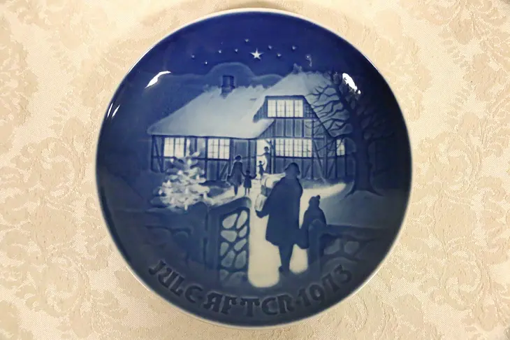 Royal Copenhagen Christmas Plate JULE AFTER 1973 B&G Country Christmas Blue