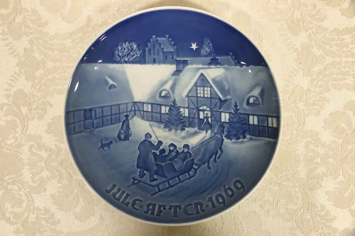 B&G 1969 Christmas Plate ''Christmas Guests'' Blue & White Porcelain
