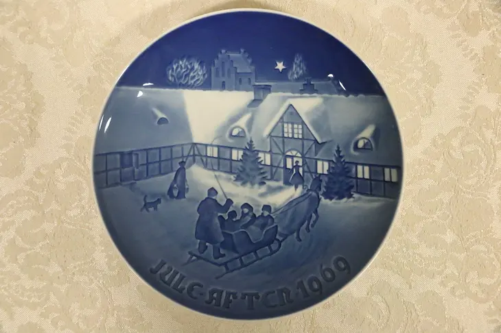 B&G Christmas Plate ''Christmas Guests'' Blue & White Porcelain 1969