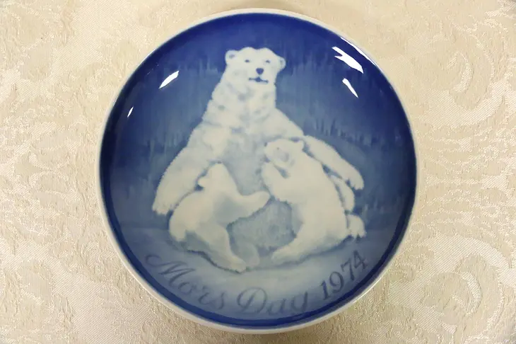 B&G Mothers' Day Plate 1974 Polar Bear and Cubs Royal Copenhagen Blue