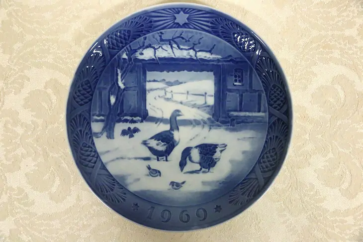 1969 ROYAL COPENHAGEN Collectible Christmas Plate: GEESE IN COURTYARD Porcelain