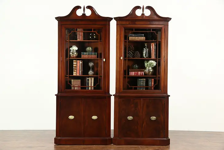 Pair of Traditional Georgian 1950 Vintage Mahogany Corner Cabinets or Cupboards