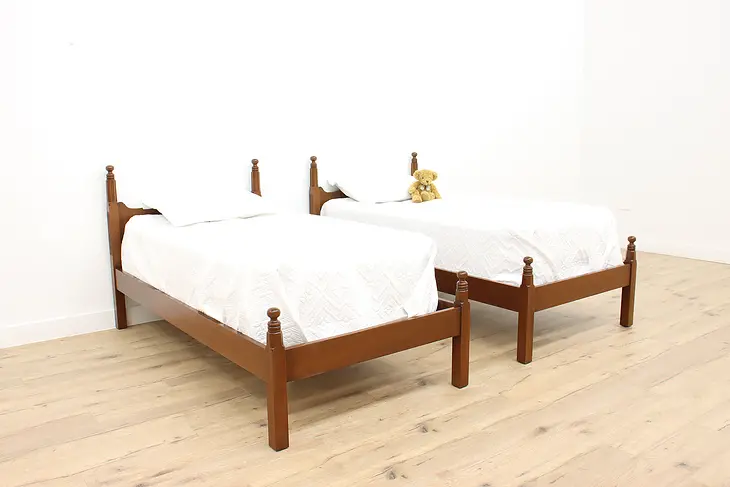 Pair of Vintage Mahogany Twin or Single Beds, Kittinger Williamsburg #35847