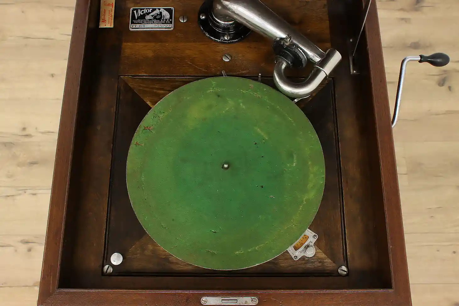 Victor Antique Victrola Walnut Phonograph VV-XIV, Records #53695