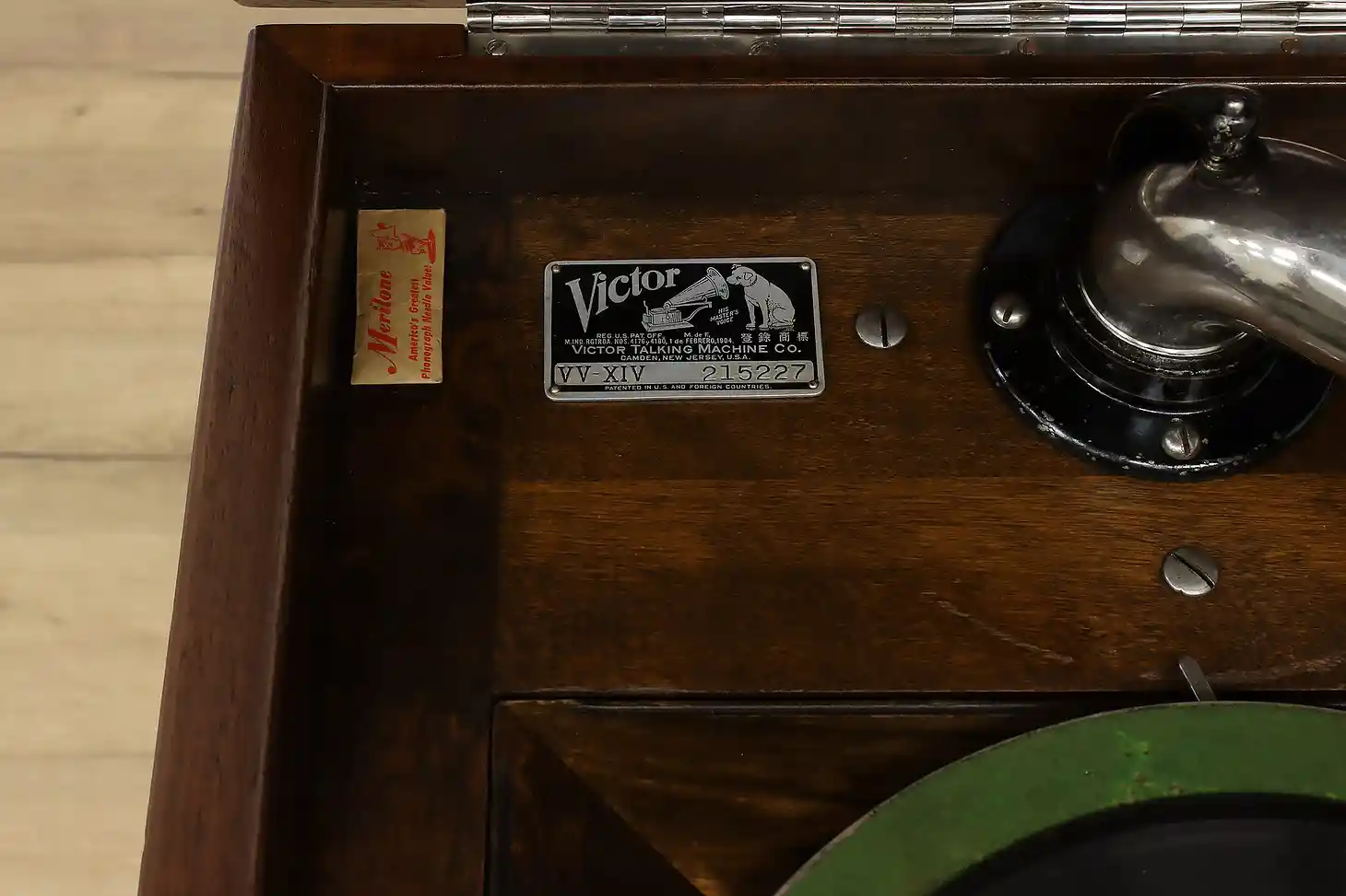 Victor Antique Victrola Walnut Phonograph VV-XIV, Records #53695