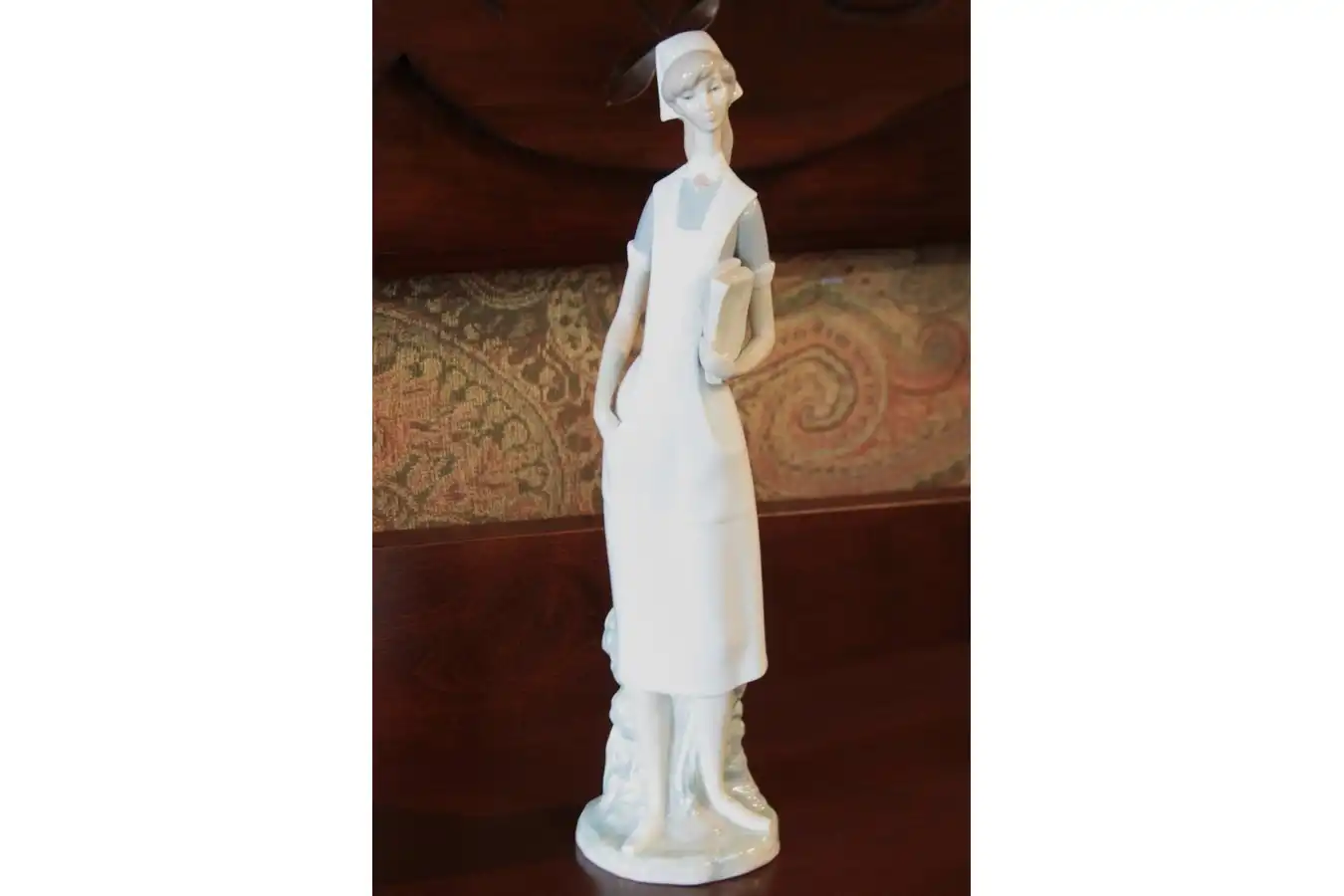 lladro.JPG.webp?v=1637621904