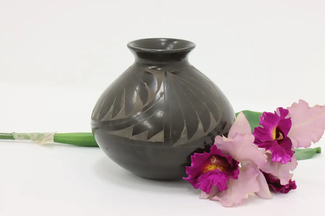 Main image of Mexican Mata Ortiz Blackware Pottery Vase, Saez