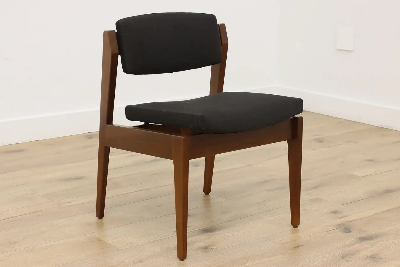 Main image of Midcentury Modern Vintage Walnut New Fabric Chair Gunlocke