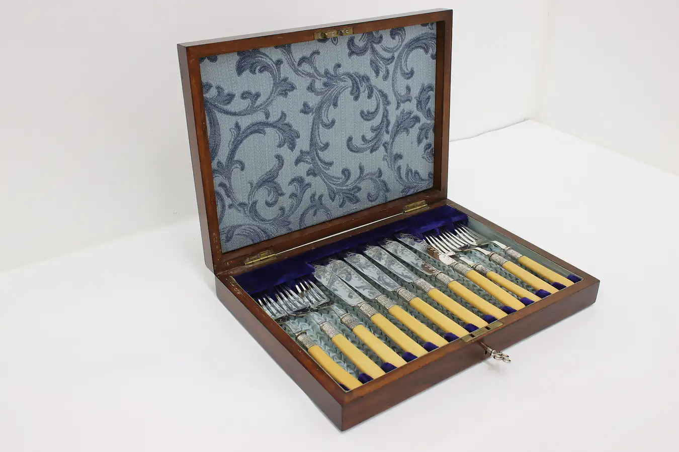 Main image of English Antique 12 Pc Silverware Fish Set & Case