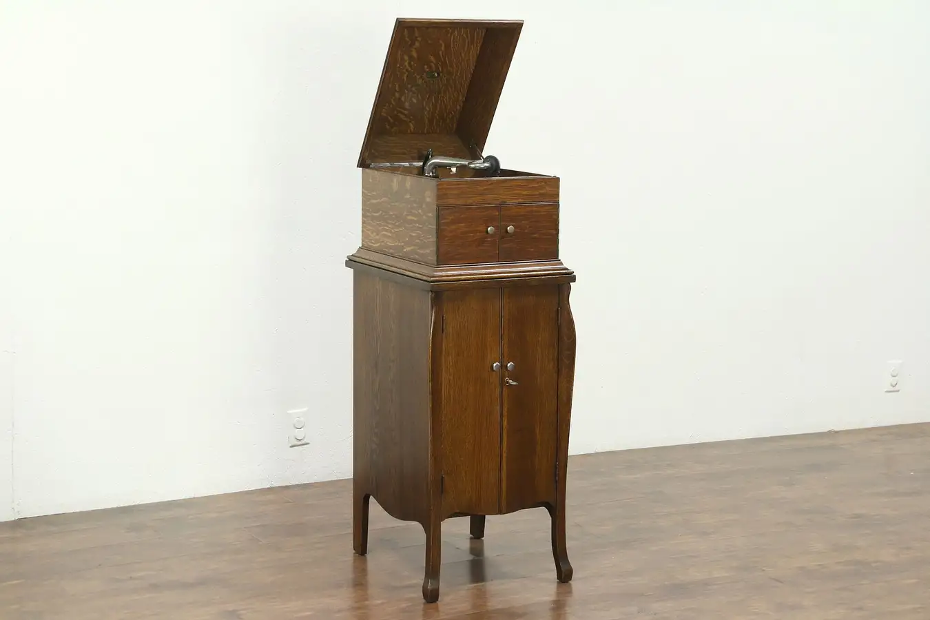 Main image of Victor Oak Antique Victrola Wind Up Phonograph Model VV-VIII & Cabinet, Records
