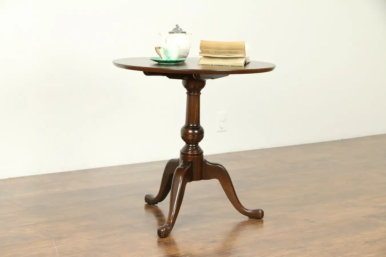 Main image of Traditional Round Cherry Tilt Top Vintage Lamp or Tea Table